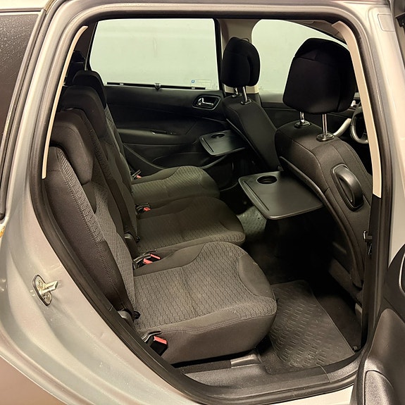 Peugeot 308 SW 11 of 16