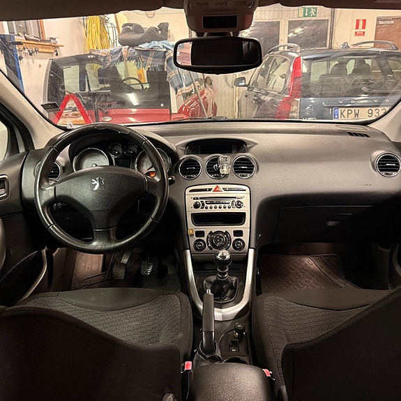 Peugeot 308 SW 15 of 16