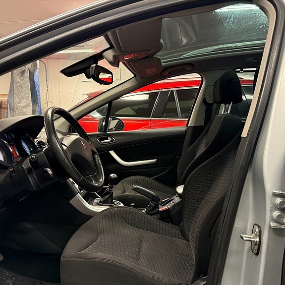Peugeot 308 SW 13 of 16