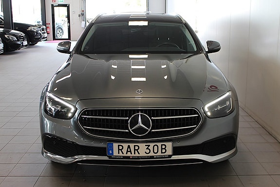 Mercedes-Benz E220 4 of 5