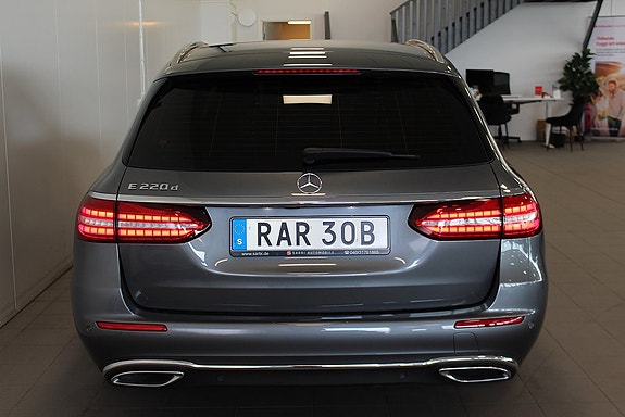 Mercedes-Benz E220 3 of 5