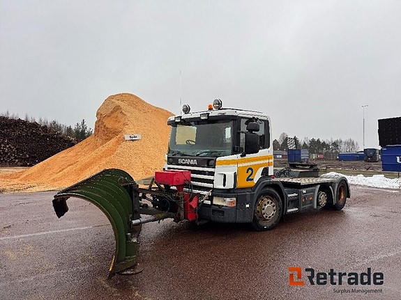 Dragbil Scania P94 6x2 motorredskap med plog