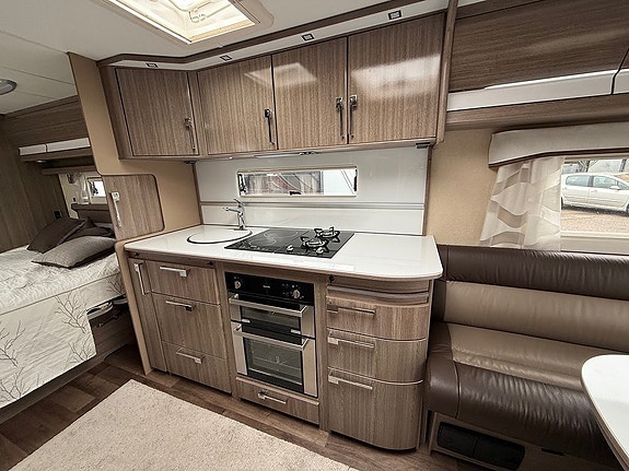 Kabe Imperial 740 TDL KS E8 Queenbed * Mover * Markis 5 of 10