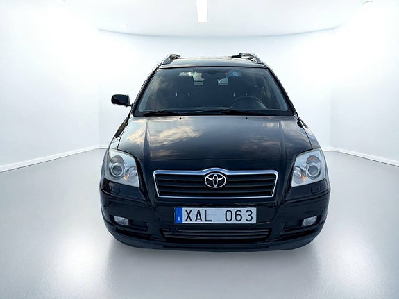 Toyota Avensis 2 of 5