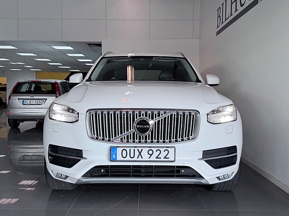 Volvo XC90 2 of 12