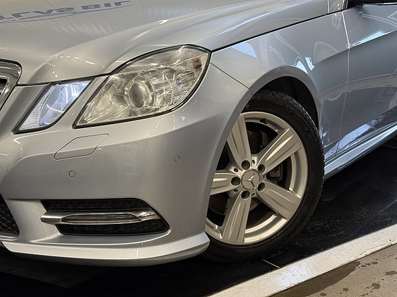 Mercedes-Benz E220 2 of 5