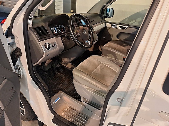 Volkswagen Multivan 9 of 17