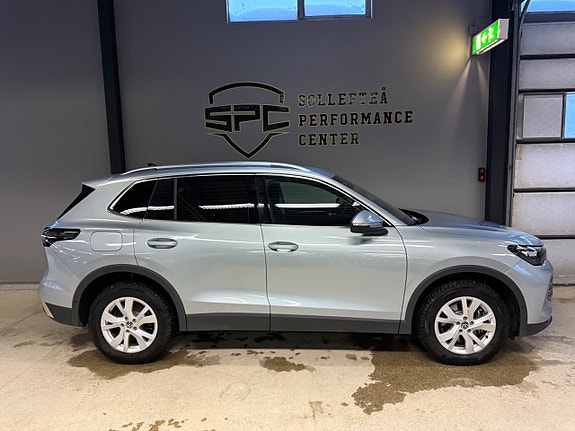 Volkswagen Tiguan 2 of 5