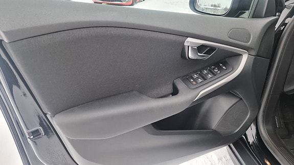 Volvo V40 Cross Country 13 of 15