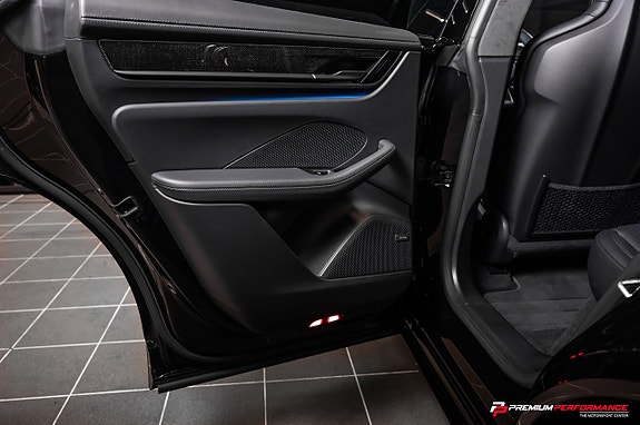 Porsche Macan Turbo 23 of 27