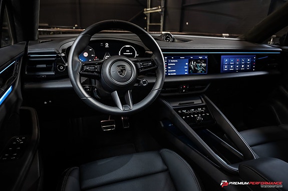 Porsche Macan Turbo 10 of 27
