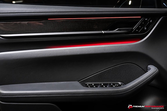 Porsche Macan Turbo 17 of 27