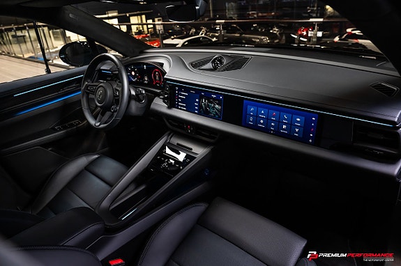 Porsche Macan Turbo 13 of 27