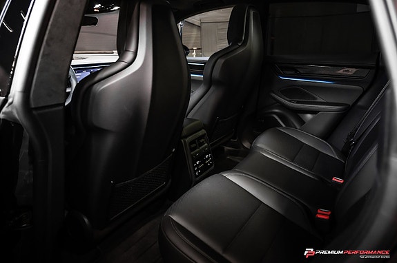 Porsche Macan Turbo 24 of 27