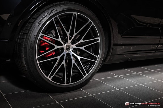 Porsche Macan Turbo 6 of 27