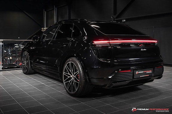 Porsche Macan Turbo 2 of 5