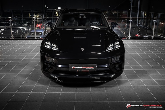 Porsche Macan Turbo 3 of 5