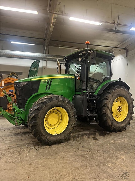 John Deere 7200R 3 of 8