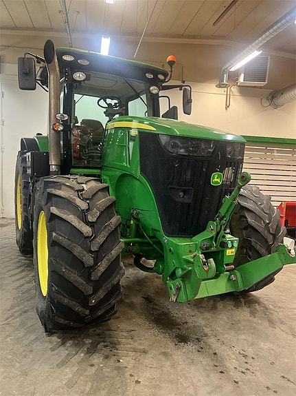 John Deere 7200R 2 of 8