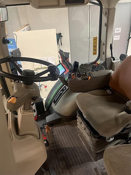 John Deere 7200R 8 of 8