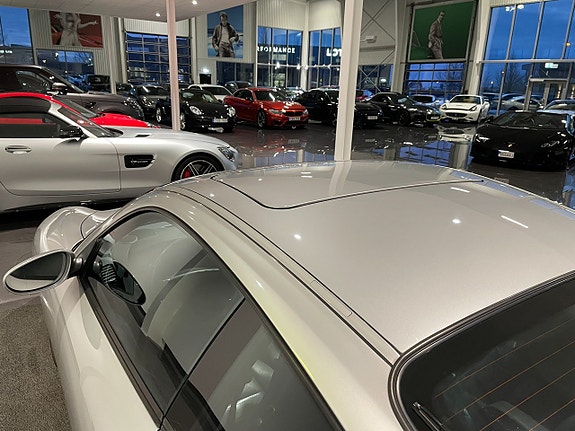 Porsche 911 Carrera 4 of 5