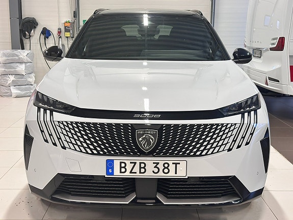 Peugeot e-5008 3 of 5