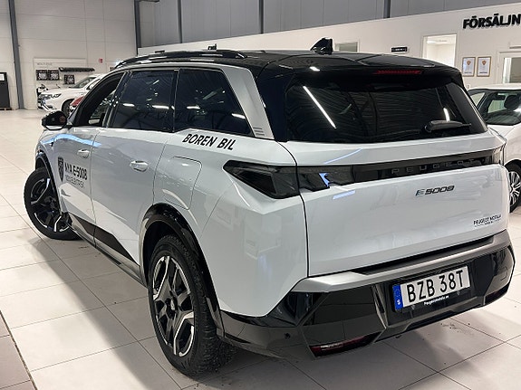 Peugeot e-5008 2 of 5