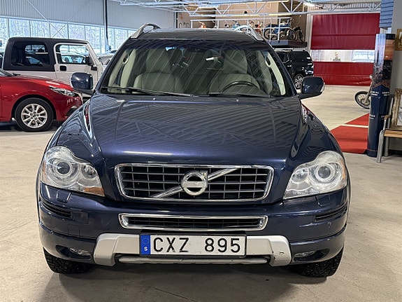 Volvo XC90 2 of 11