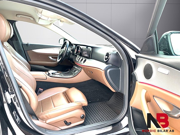 Mercedes-Benz E220 3 of 5