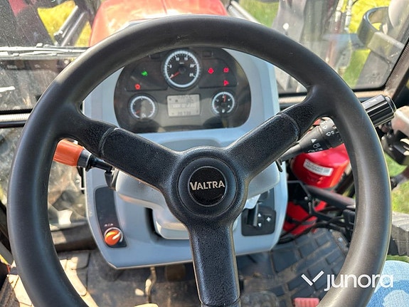 Traktor med lastare - Valtra, A134 17 of 30