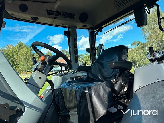 Traktor med lastare - Valtra, A134 14 of 30