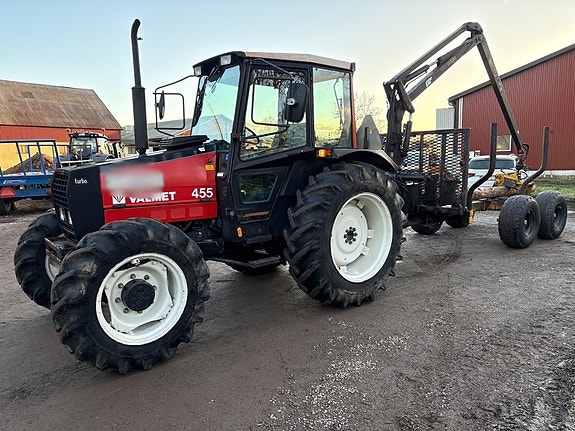 Traktor med skogsvagn VALMET 455-4