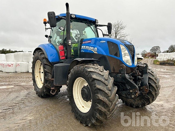 Traktor New Holland T7. 210
