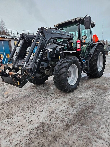 Massey Ferguson 5713 S