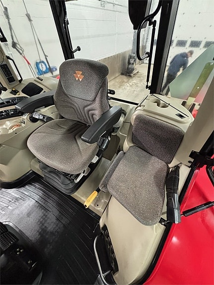 Massey Ferguson 5610 4 of 6