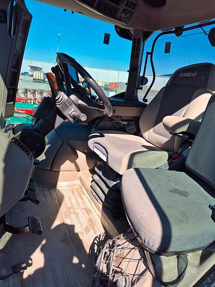 Case IH OPTUM 300 CVX 10 of 13