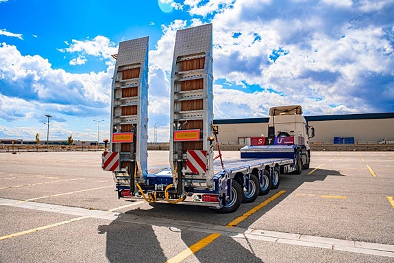 STU trailer demo 4 axlad med trombon för omgående leverans