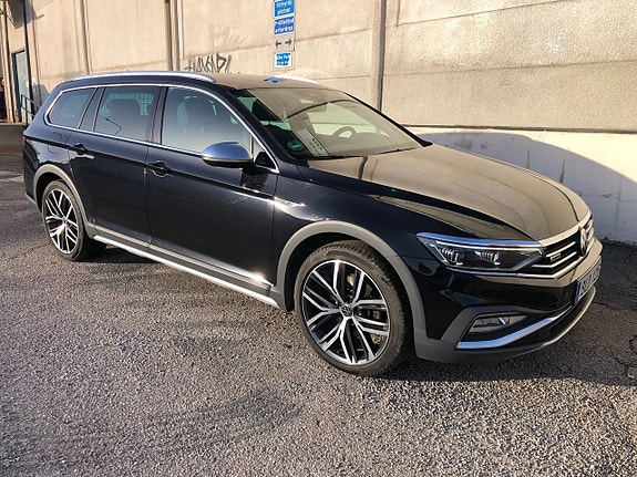 Volkswagen Passat Alltrack 2 of 5