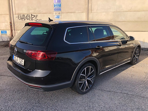 Volkswagen Passat Alltrack 3 of 5
