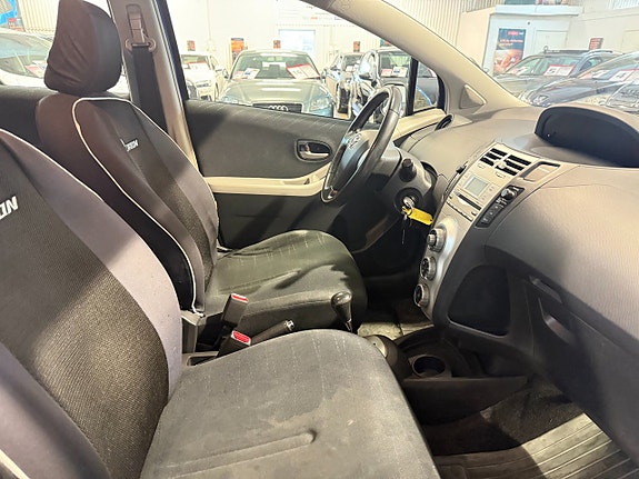 Toyota Yaris 9 of 11