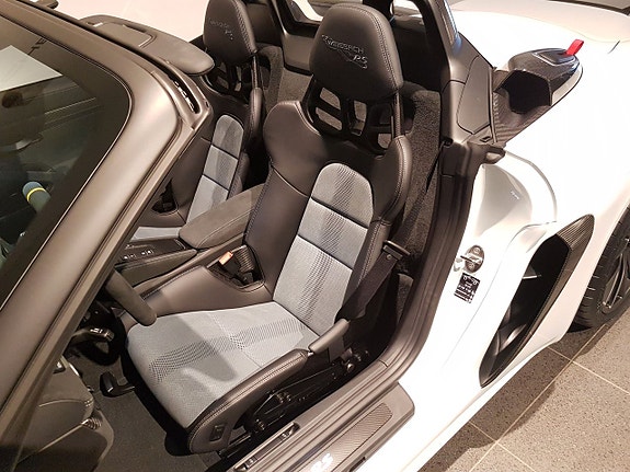 Porsche 718 Spyder RS 9 of 16
