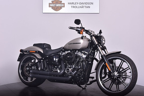 Harley-Davidson Breakout 107 Bassani / Lejonkulan / Garmin