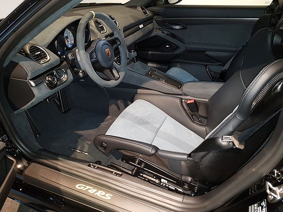 Porsche 718 Cayman GT4 RS 6 of 9