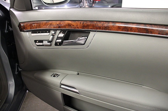 Mercedes-Benz S500 21 of 30