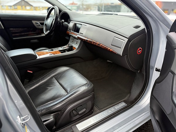 Jaguar XF 13 of 20