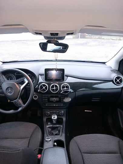 Mercedes-Benz B180 3 of 4