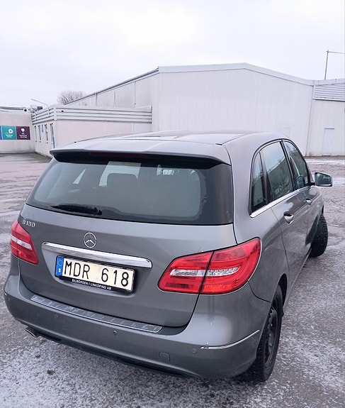 Mercedes-Benz B180 2 of 4