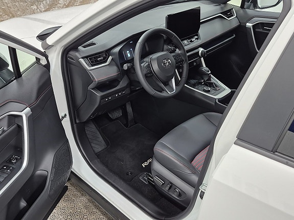 Toyota RAV4 2 of 11