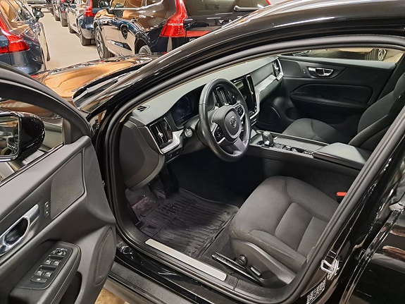 Volvo V60 Cross Country 2 of 5