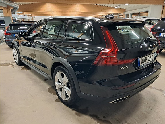 Volvo V60 Cross Country 4 of 5